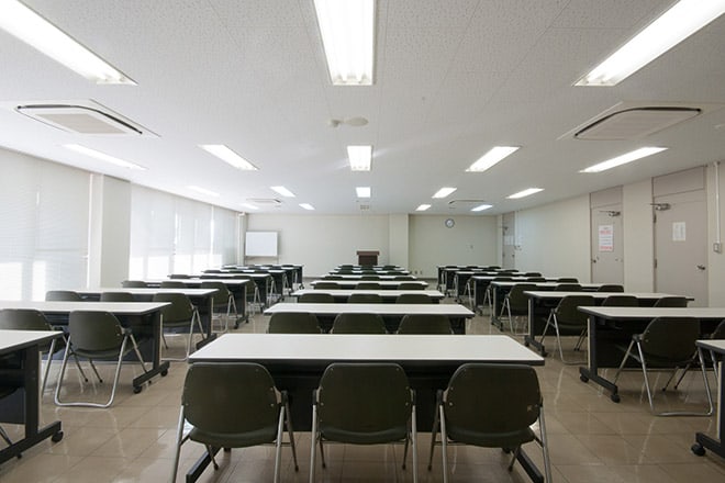 中会議室。机と椅子を配置した室内の様子。