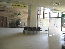 ロビー。待ち合わせや休憩に使える共用スペース。