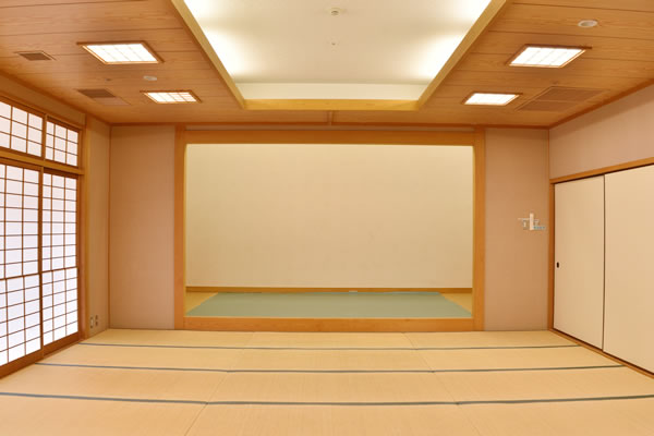 床の間と障子がある畳敷きの和室。