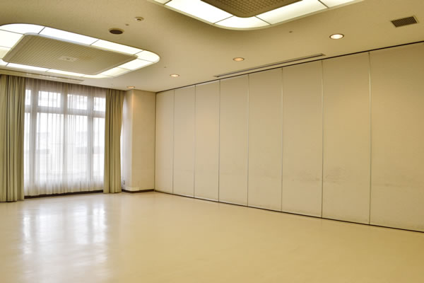 窓と可動式の間仕切りがある室内。