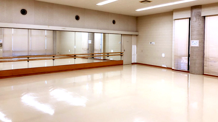 松前総合文化センター 松前町ふるさとライブラリーの壁面鏡とバーを備えたリハーサル室。