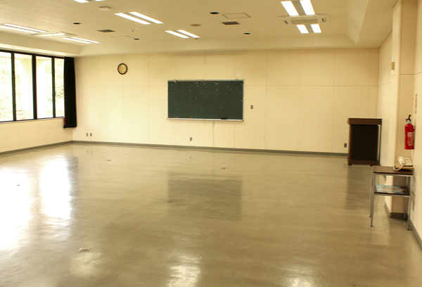 浦添市社会福祉センターの中研修室。
