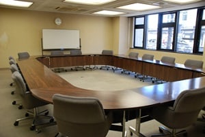 和歌山市勤労者総合センター第2会議室。長い会議テーブルを囲む椅子が見える。
