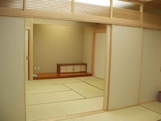 和室研修室。畳敷きの室内全景。