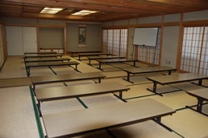 和歌山市勤労者総合センターの和室。畳敷きの広い部屋に机が並ぶ。