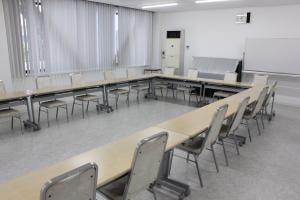 鯖江市文化センターの第3練習室。別の角度から机と椅子を見た様子。