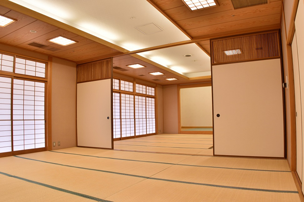 襖で区切られた複数の畳敷きの部屋。