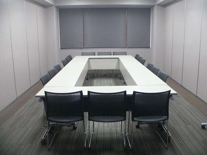 小会議室。会議用の机と椅子が配置された室内。