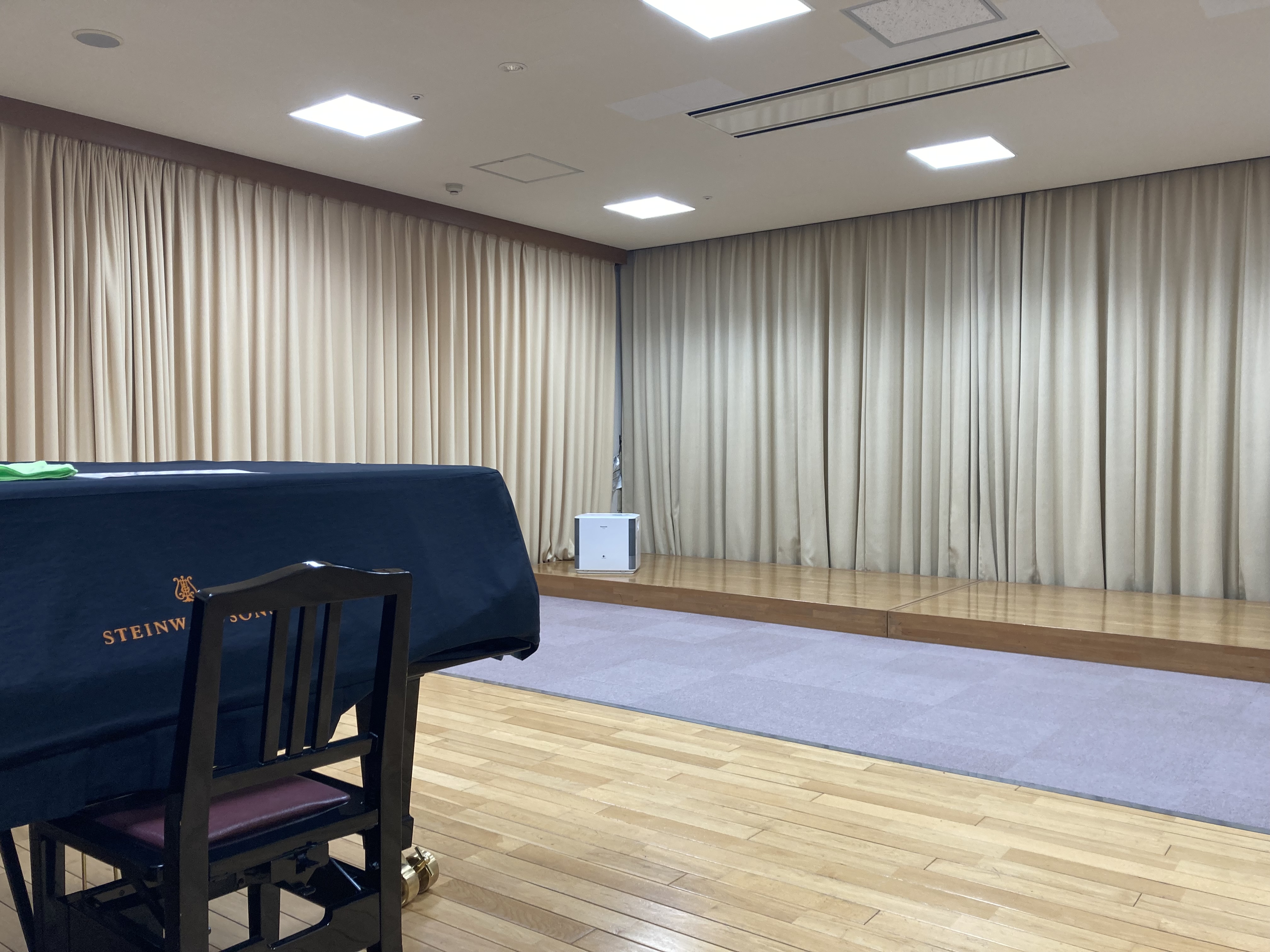グランドピアノが置かれたふれあい1の室内