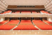 鯖江市文化センターのホール。客席と2階席を後方から見た様子。