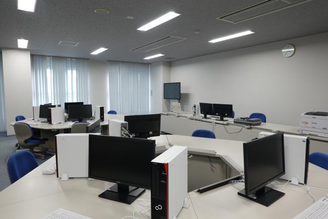 OA学習室。机上にパソコンが設置された室内。