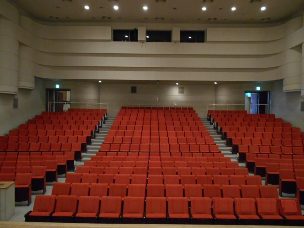 春日部市民文化会館 小ホールの客席から舞台を望む
