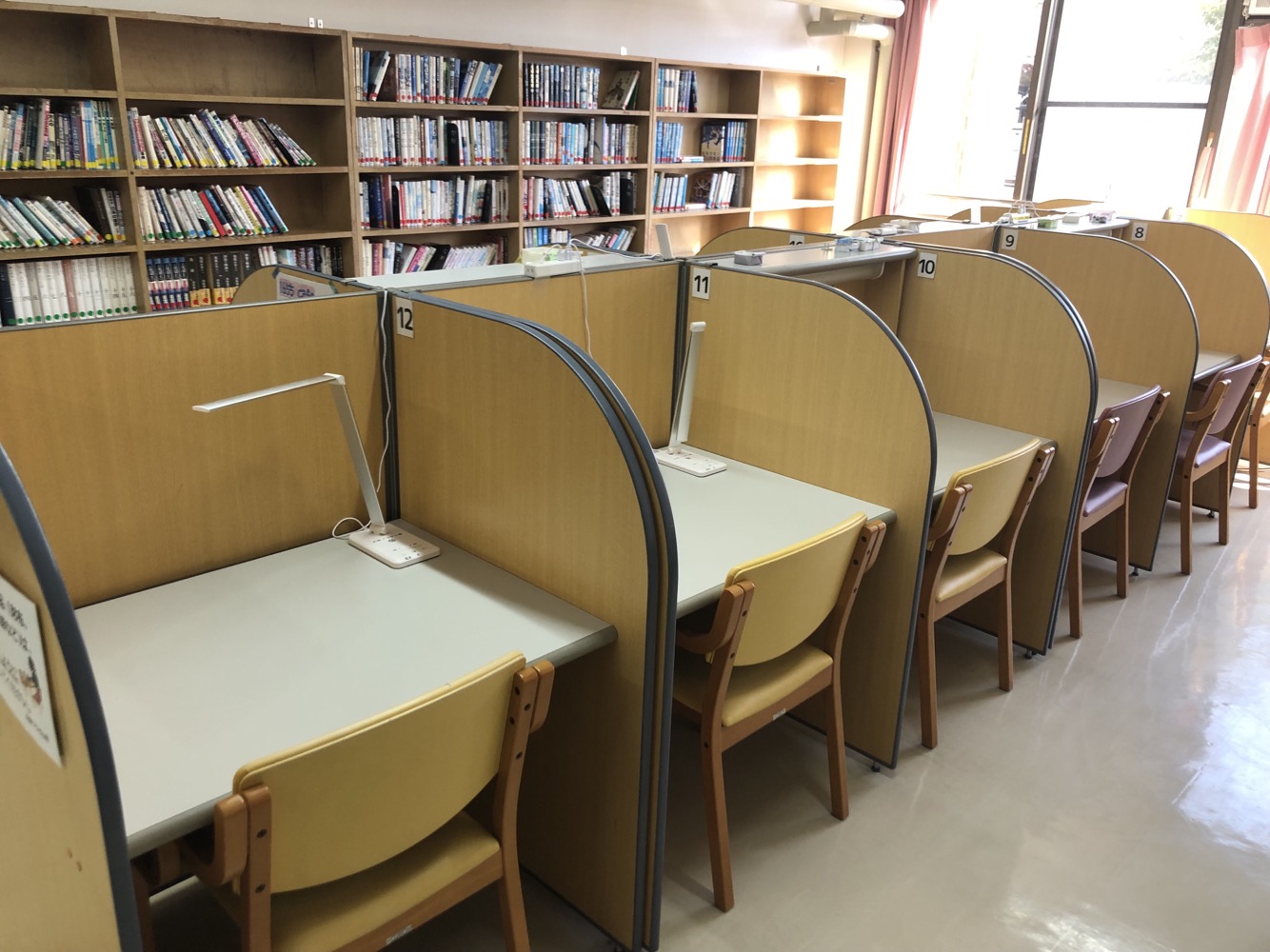共育プラザ小岩の学習室。個人ブース形式の机が並ぶ室内。
