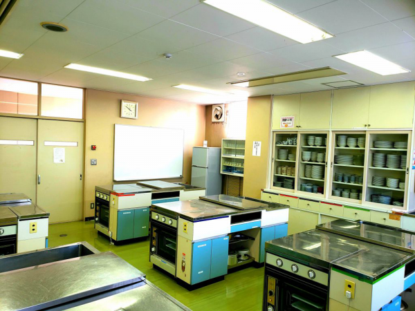 白岡市コミュニティセンターの調理実習室。調理台が並ぶ室内。