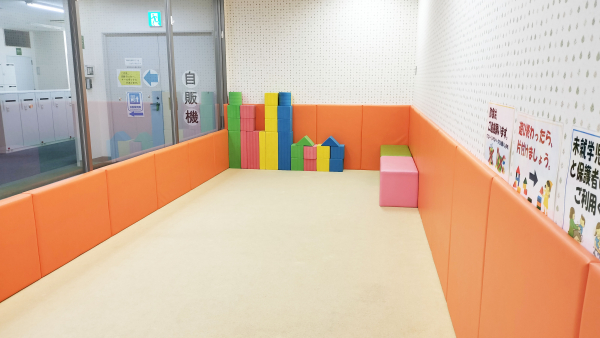 越谷市市民活動支援センターのプレイルーム。子ども向けの遊具マットがある室内。