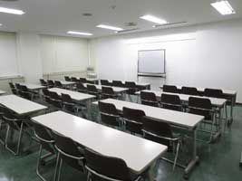 茨城県立青少年会館の小研修室。机と椅子を並べた室内写真。