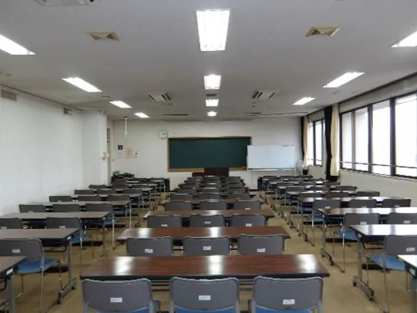 城南市民センター スクール形式の第１会議室