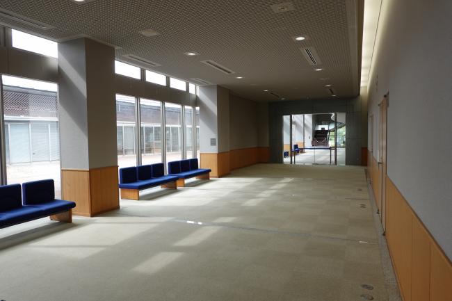 展示ホール。窓に面した明るい空間にソファが並ぶ。