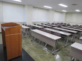 茨城県立青少年会館の中研修室1。机と椅子を配置した別角度の室内写真。