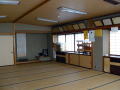 富田地区市民センターの1階和室。畳敷きで障子と座卓がある室内。