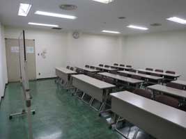 茨城県立青少年会館の小研修室。室内設備と机の配置が見える別角度の写真。