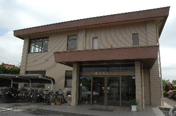 館山市の中央地区学習等供用施設（菜の花ホール）。建物正面入口の外観。