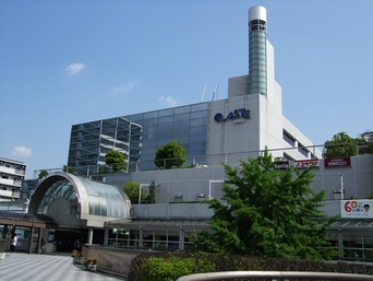 川西市のアステ市民プラザが入るアステ川西の外観。