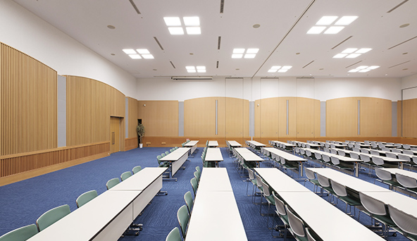 サンメッセ香川の大会議室。机と椅子の配置を別角度から撮影した室内。