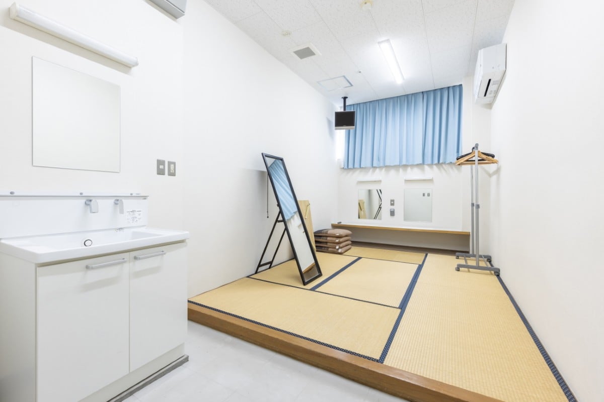畳敷きの室内。洗面台と鏡台が見える。