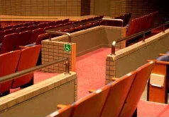 あま市美和文化会館 大ホールの客席通路と車椅子スペース