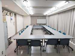 水野地域交流センター（まほろば館）の第4会議室。長机と椅子が配置されている。