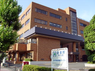志木市総合福祉センターの外観。茶色い建物と正面入口が見える。