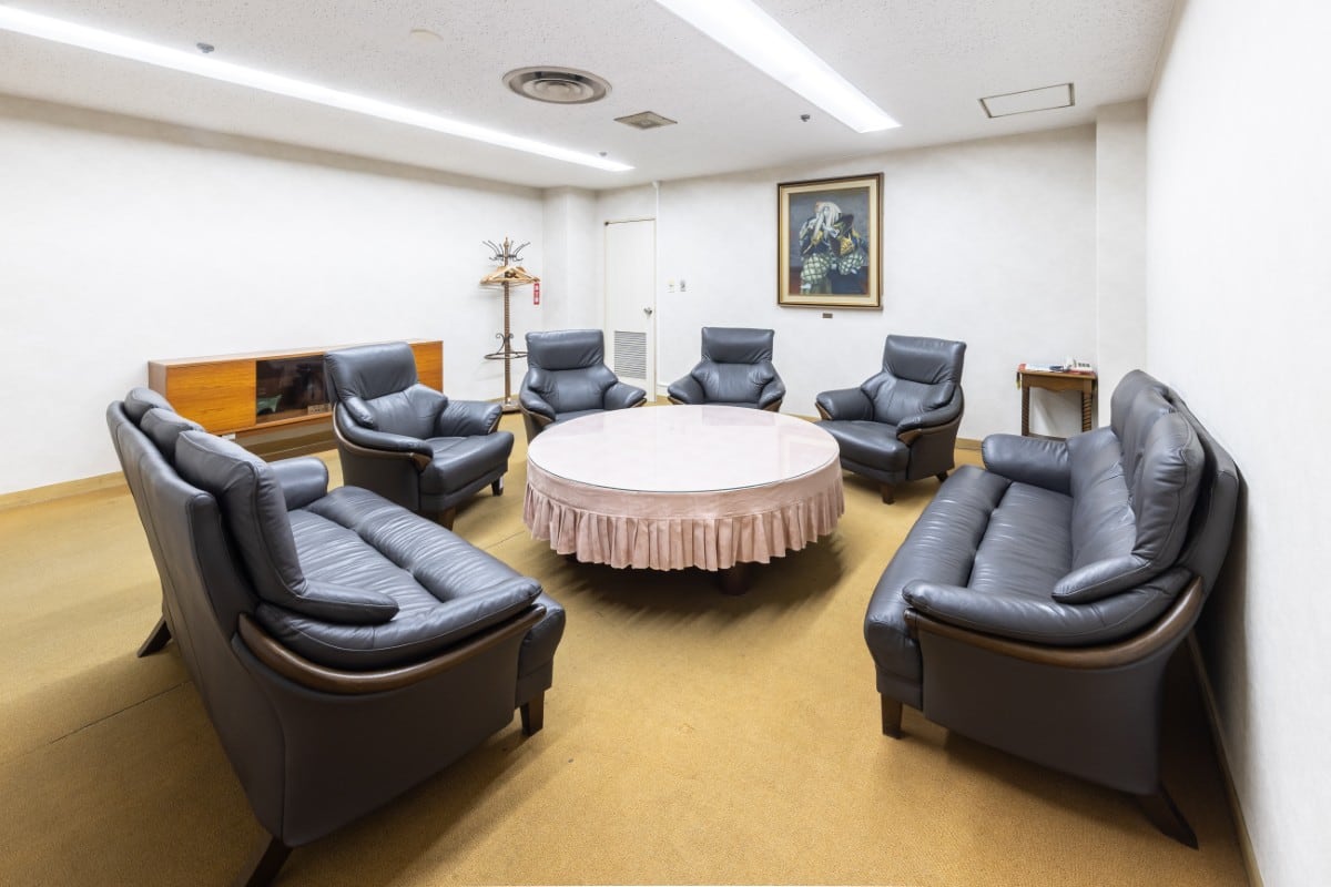 主催者控室。ソファとローテーブルが配置されている。
