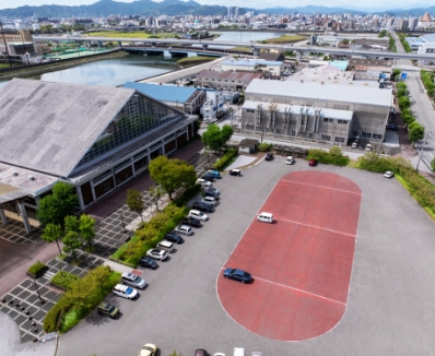高知ぢばさんセンターの建物と周辺を上空から見た公式写真。