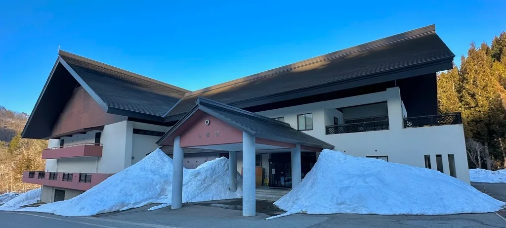 飛騨市友雪館の外観（積雪時）