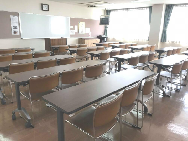 白岡市コミュニティセンターの集会室3。机と椅子が並ぶ会議室。