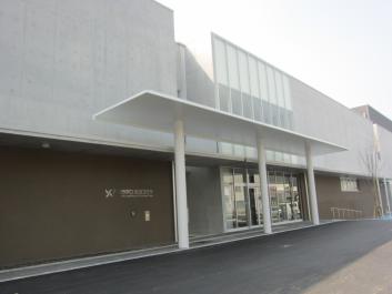 正面玄関を含む周南市学び・交流プラザ北側外観。