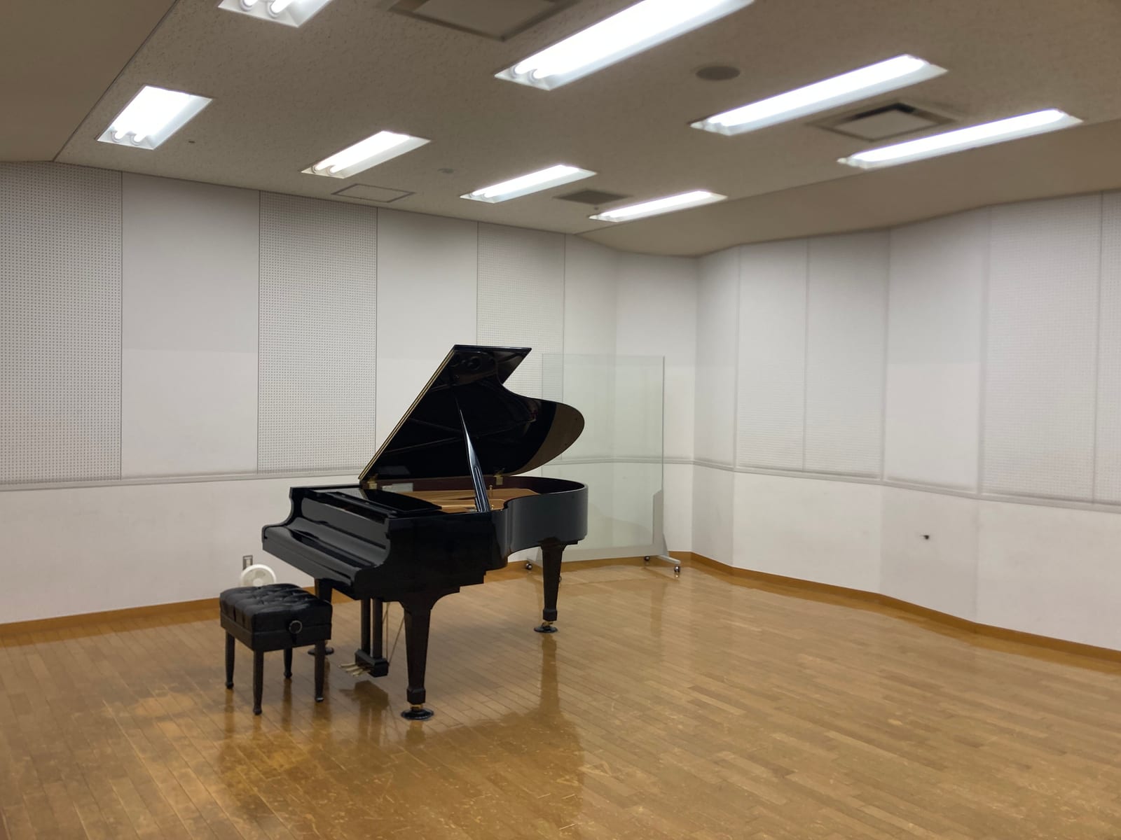 小練習室1。グランドピアノのある練習室。