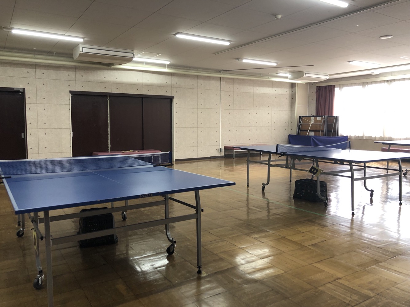 共育プラザ小岩のスポーツルーム1。卓球台が設置された室内。