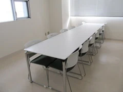 神戸大学統合研究拠点コンベンションホール ミーティングルーム（会議テーブル）