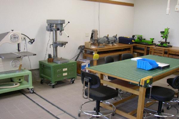 作業台と工作機械を備えた福祉の家の工房2。