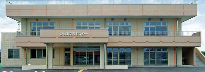 南相馬市のかしま交流センターの建物正面。