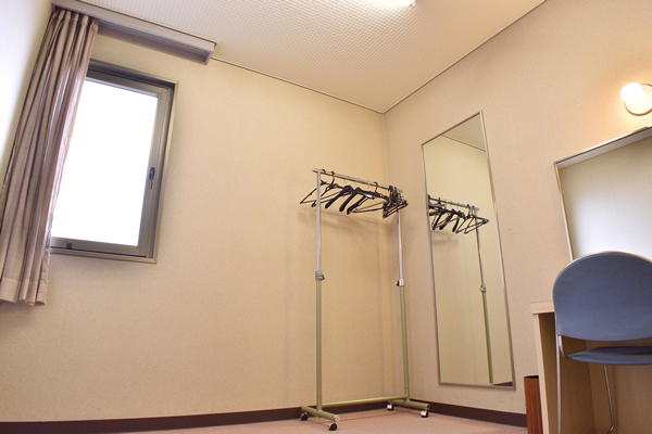 室内に姿見とハンガーラックが備えられている。