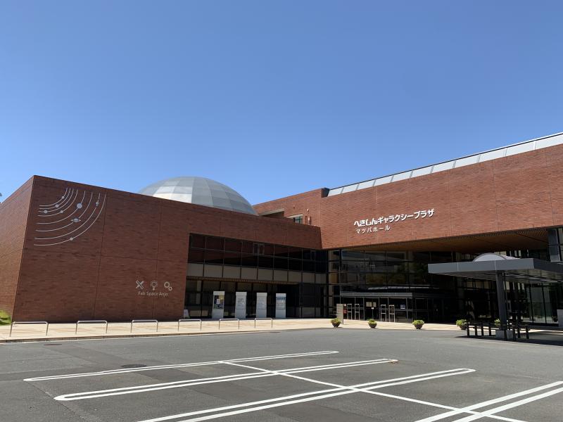 安城市文化センター（へきしんギャラクシープラザ）の外観。プラネタリウムドームのある建物。