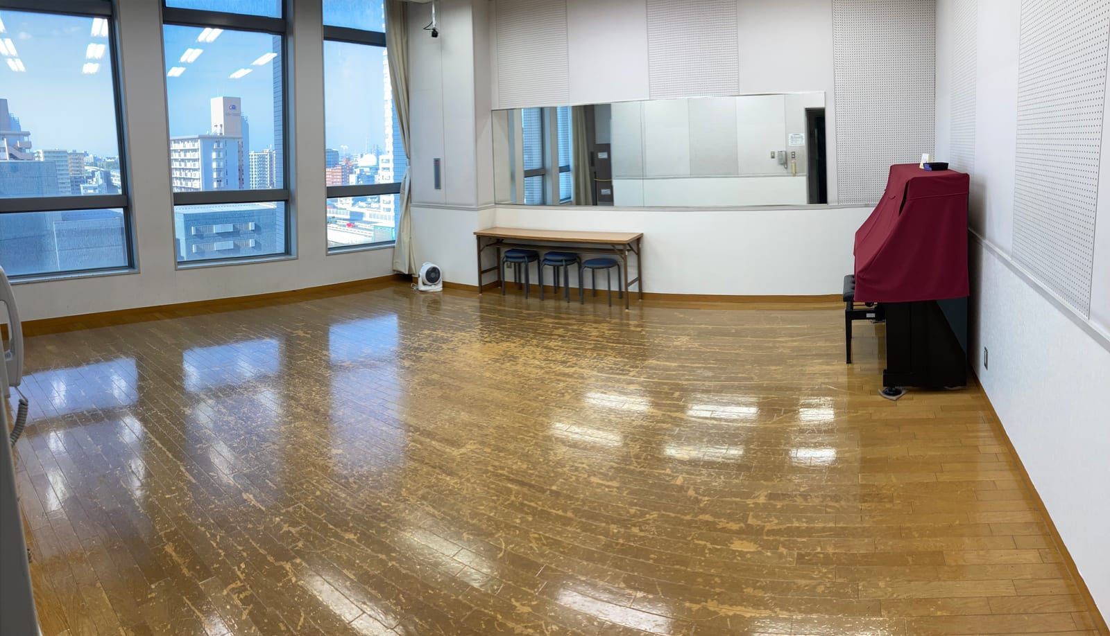 小練習室4。ピアノと床面の広さが分かる練習室。