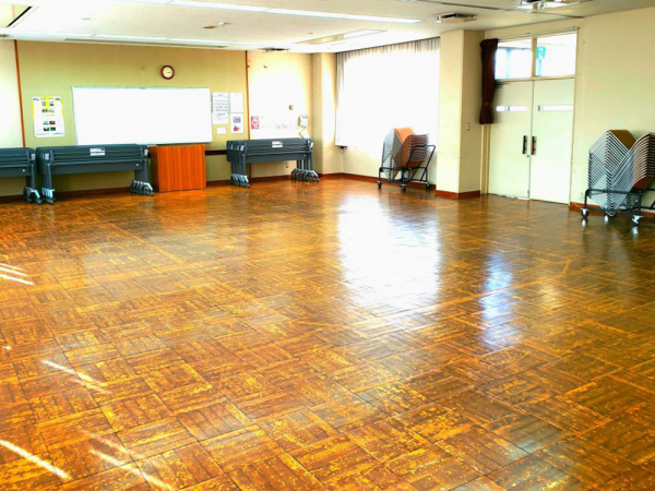 白岡市コミュニティセンターの集会室1・2。机と椅子、ホワイトボードを備えた会議室。