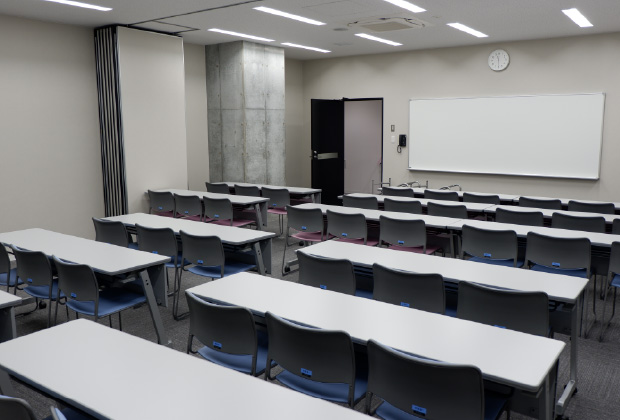 大庄北生涯学習プラザの学習室1・2。机と椅子を並べた室内。