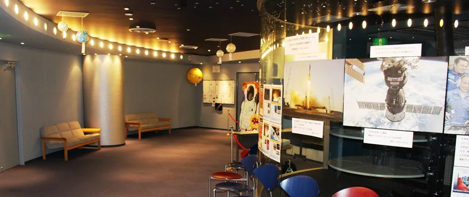 文化パルク城陽 宇宙展示のあるプラネタリウムロビー