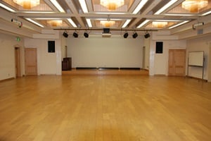 和歌山市勤労者総合センター6階の文化ホール。ステージと客席側の広い床が見える。