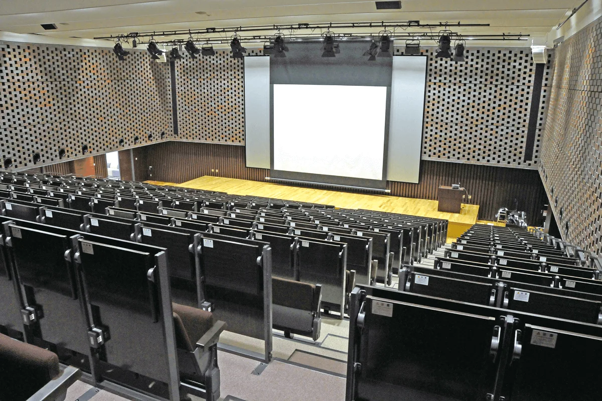 神戸大学統合研究拠点コンベンションホール コンベンションホール内観
